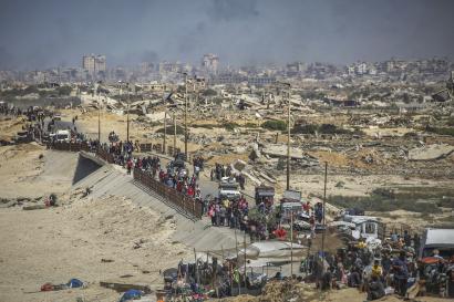 Palestinians evacuate Gaza City.