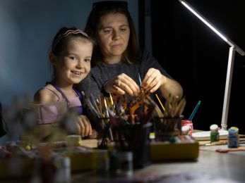 A family attends an art therapy session during a blackout.