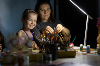 A family attends an art therapy session during a blackout.